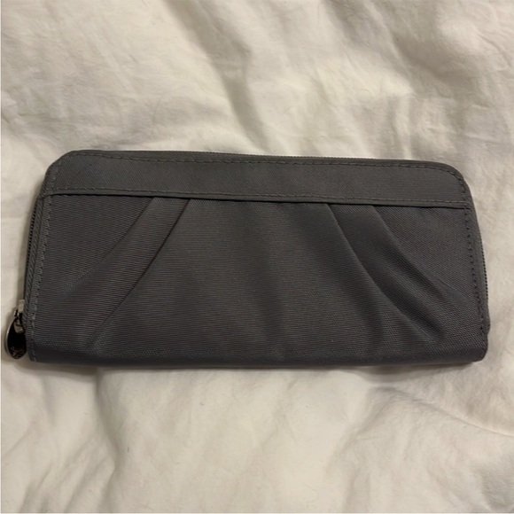 New Gray Women's Travelon Wallet Purple inside
Never Used Perfect Condition - Picture 1 of 8